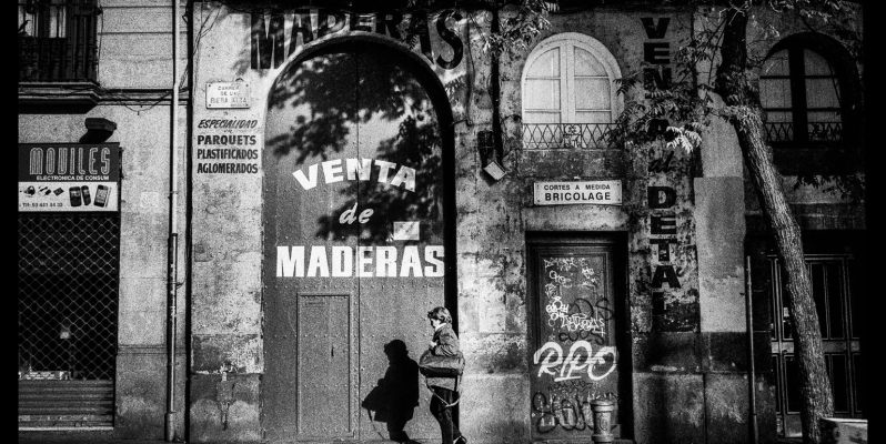 Street Photography, Barcelona. Leica M7 with Zeiss Biogon 2/35 and Ilford HP5 plus.