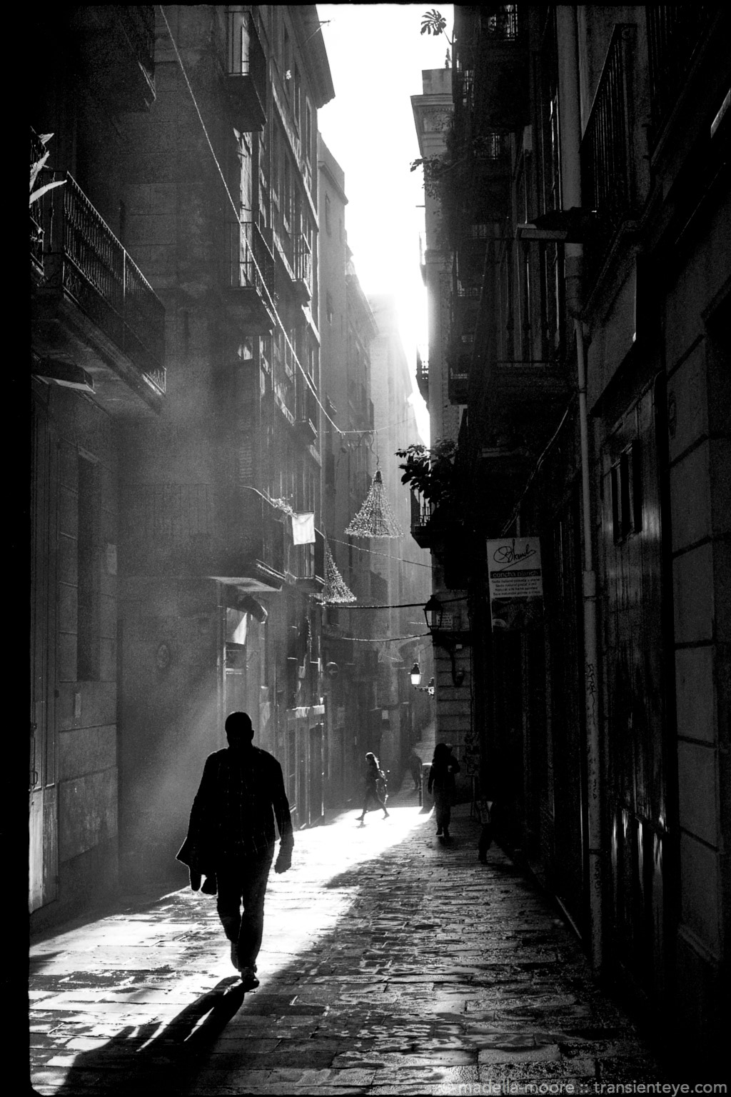 Noir-style street photograph in Barcelona. Shot using a FED 5b and Delta 100 film.