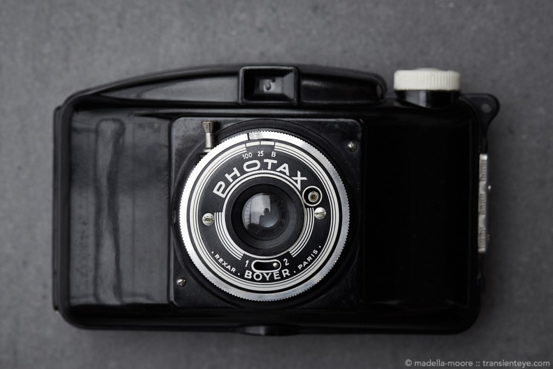 Boyer Photax IV-F Bakelite Camera with screw threaded retractable lens.