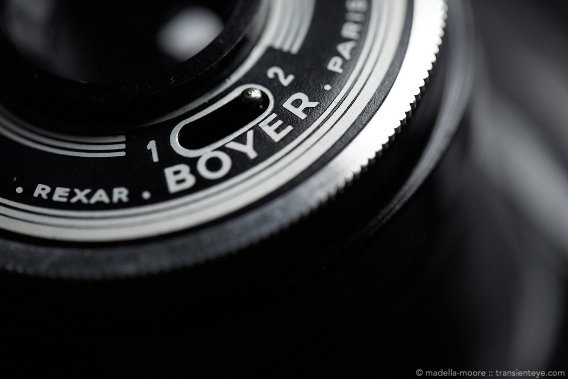 Boyer Photax IV-F Bakelite Camera with screw threaded retractable lens.