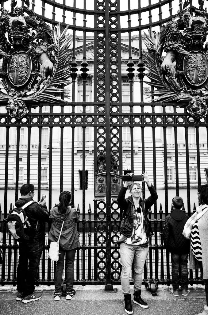 Brexit: Foreign Tourists in front of Buckingham Palace