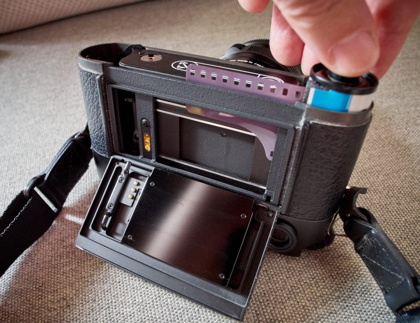 Loading film in to the M7