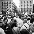 Thousands dressed in white to  call for negotiations rather than conflict, Plaça Sant Jaume,&nbsp;Barcelona.