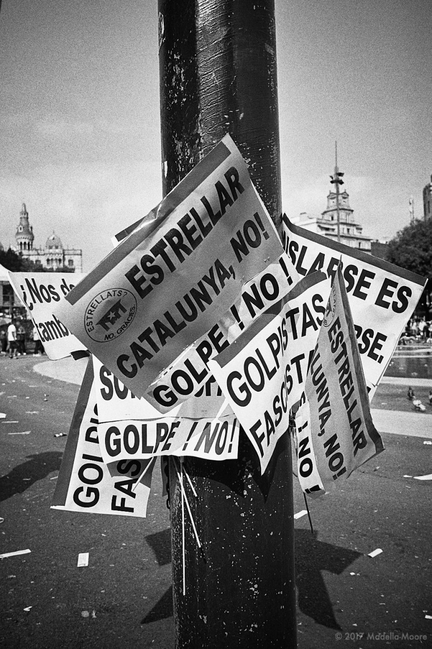 Banners. “No to the Estrellar (Catalan separatist flag)! No to the coup d’état!”